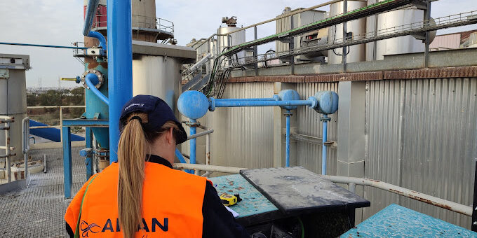 Ailan Filtracion industrial Tecnico de Ailan Filtracion industrial en una instalación