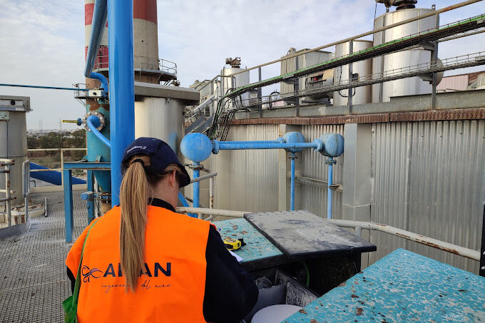 Tecnico de Ailan Filtracion industrial en una instalación