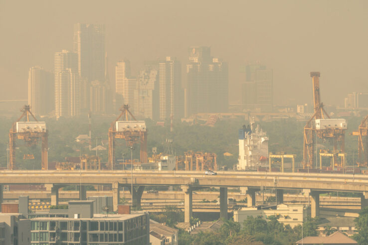 Smog toxico en el aire de una ciudad