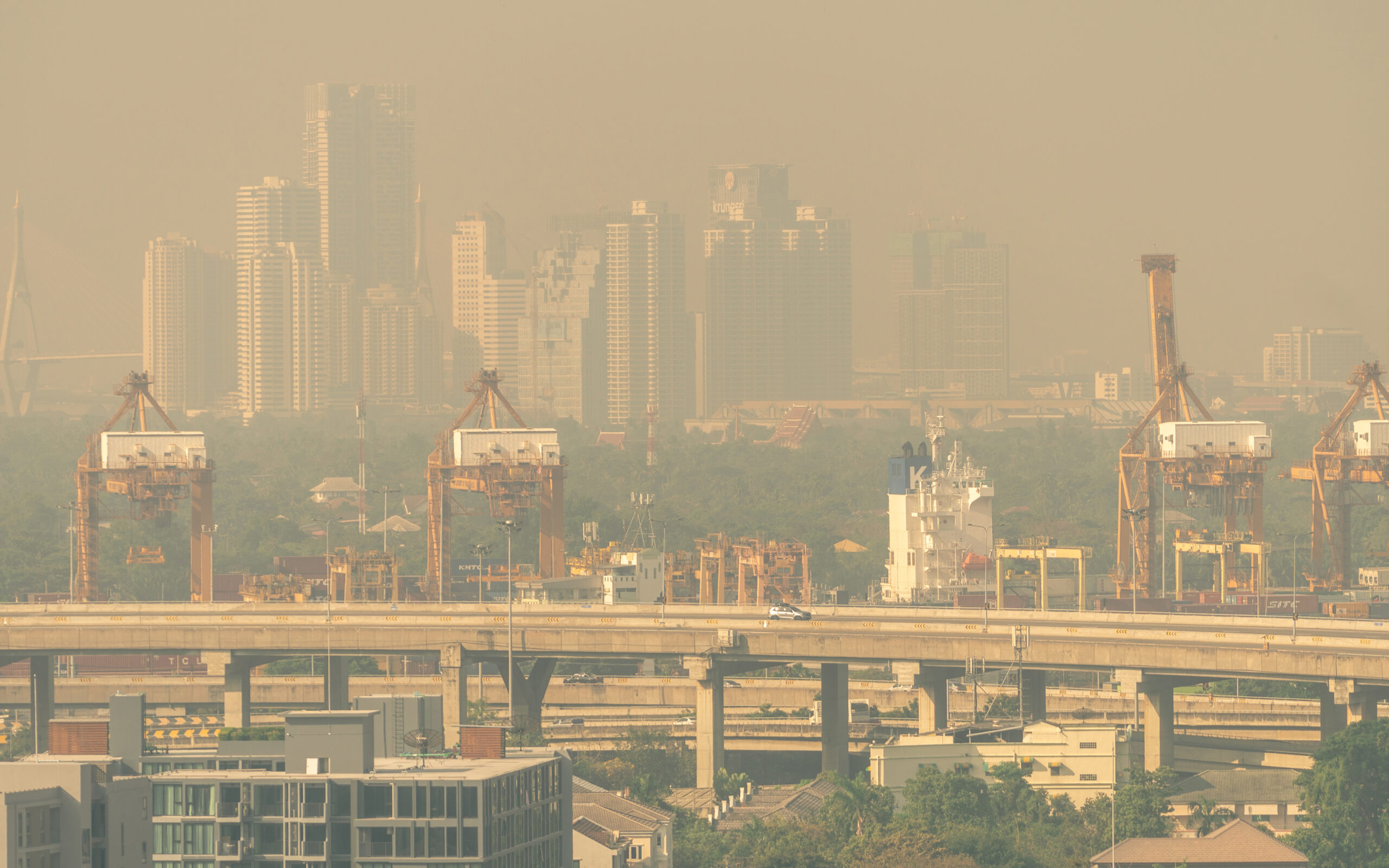 Smog toxico en el aire de una ciudad