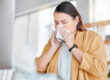 Mujer con alergia a particulas del aire