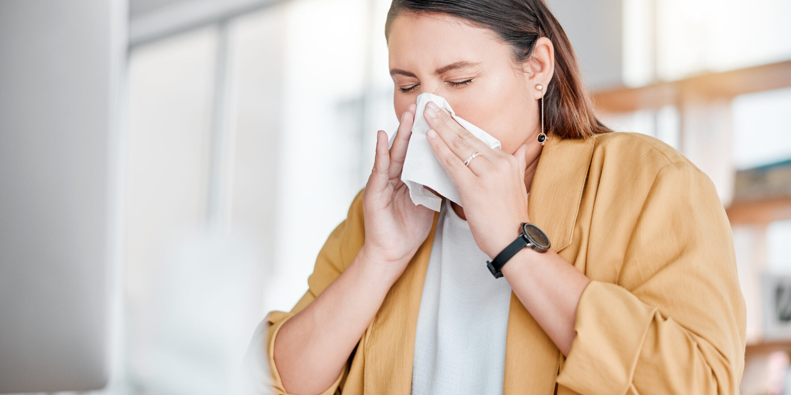 Mujer con alergia a particulas del aire Mujer con alergia a particulas del aire